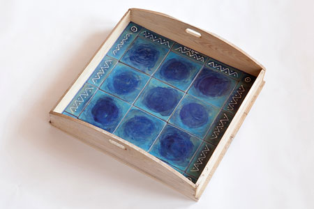 Blaues Tablett mit handgemalten Fliesen von Annelie Somborn