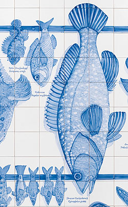 Detail: handbemalte Fliesen aus dem Fischbild